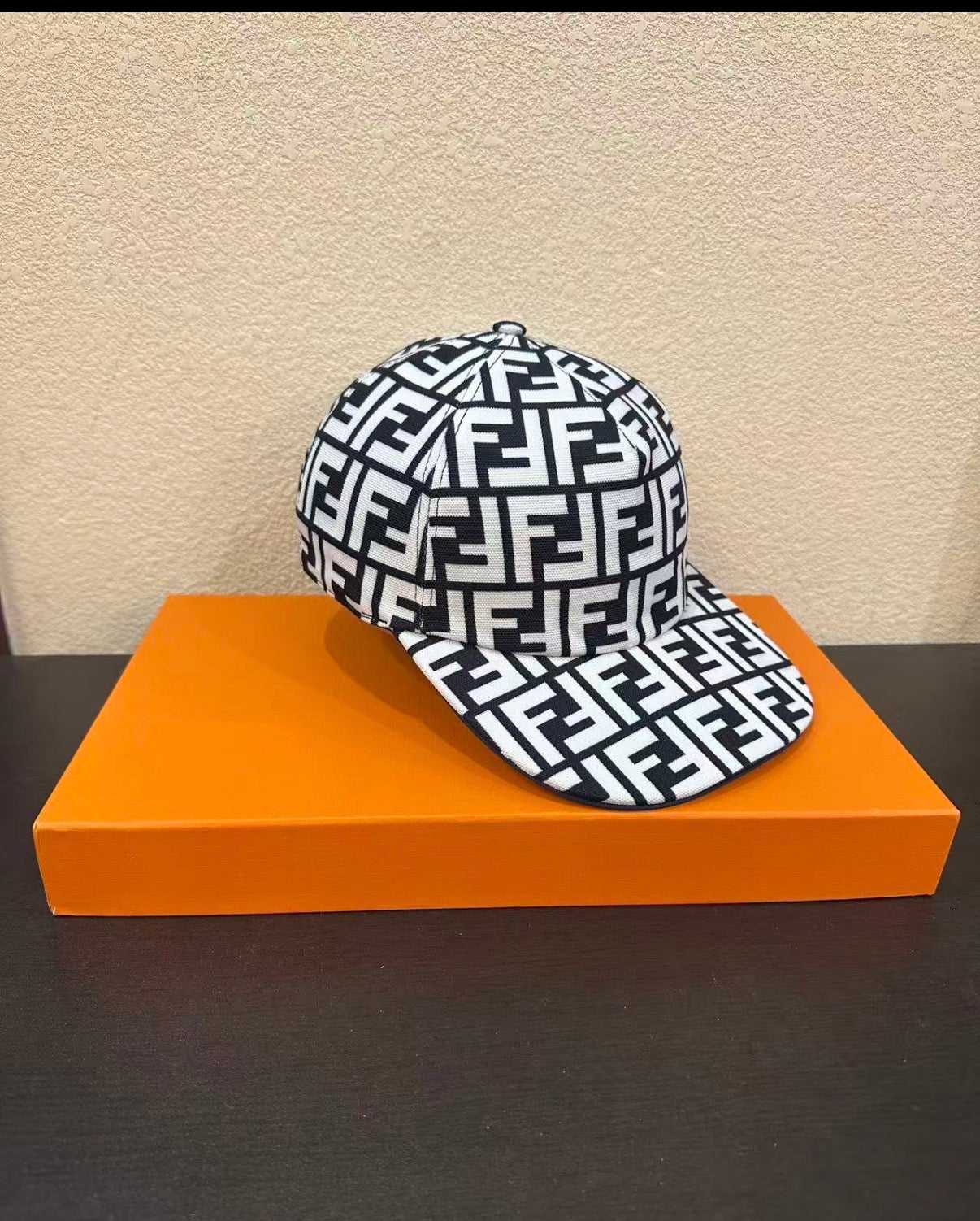Casquette Fendi Noir et Blanche